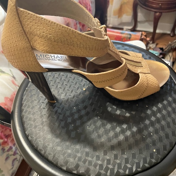 Shoes size 9, nude, slightly worn. - Picture 1 of 3